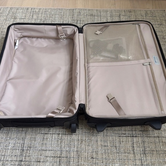 Briggs & Riley 22" Carry-On Upright Garment Bag - Picture 4 of 11